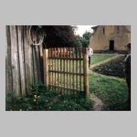 111-1273 Auf dem Grundstueck Schoen. Das Haus rechts gehoert der Familie Perkuhn.JPG